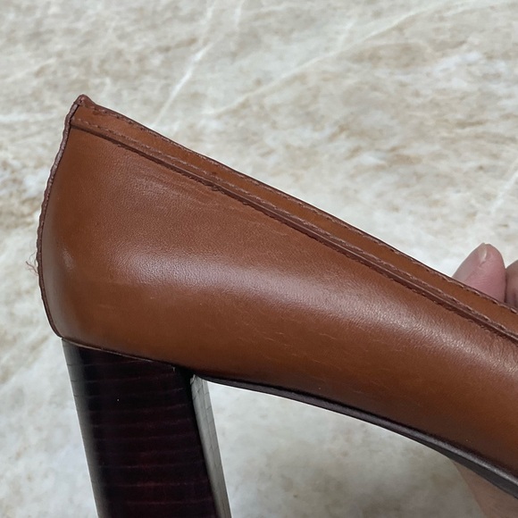Tory Burch gold tone logo leather pumps Size 8. Saddle color. - Picture 11 of 16